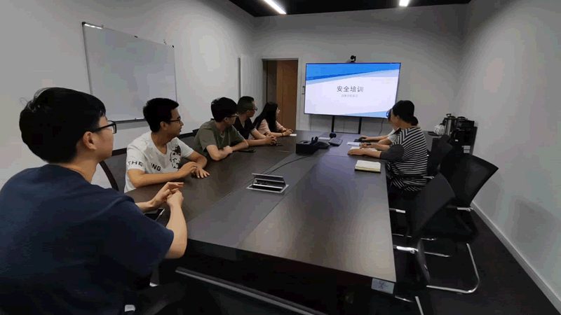 成人技能培训的收费标准通常由以下几个部分构成：